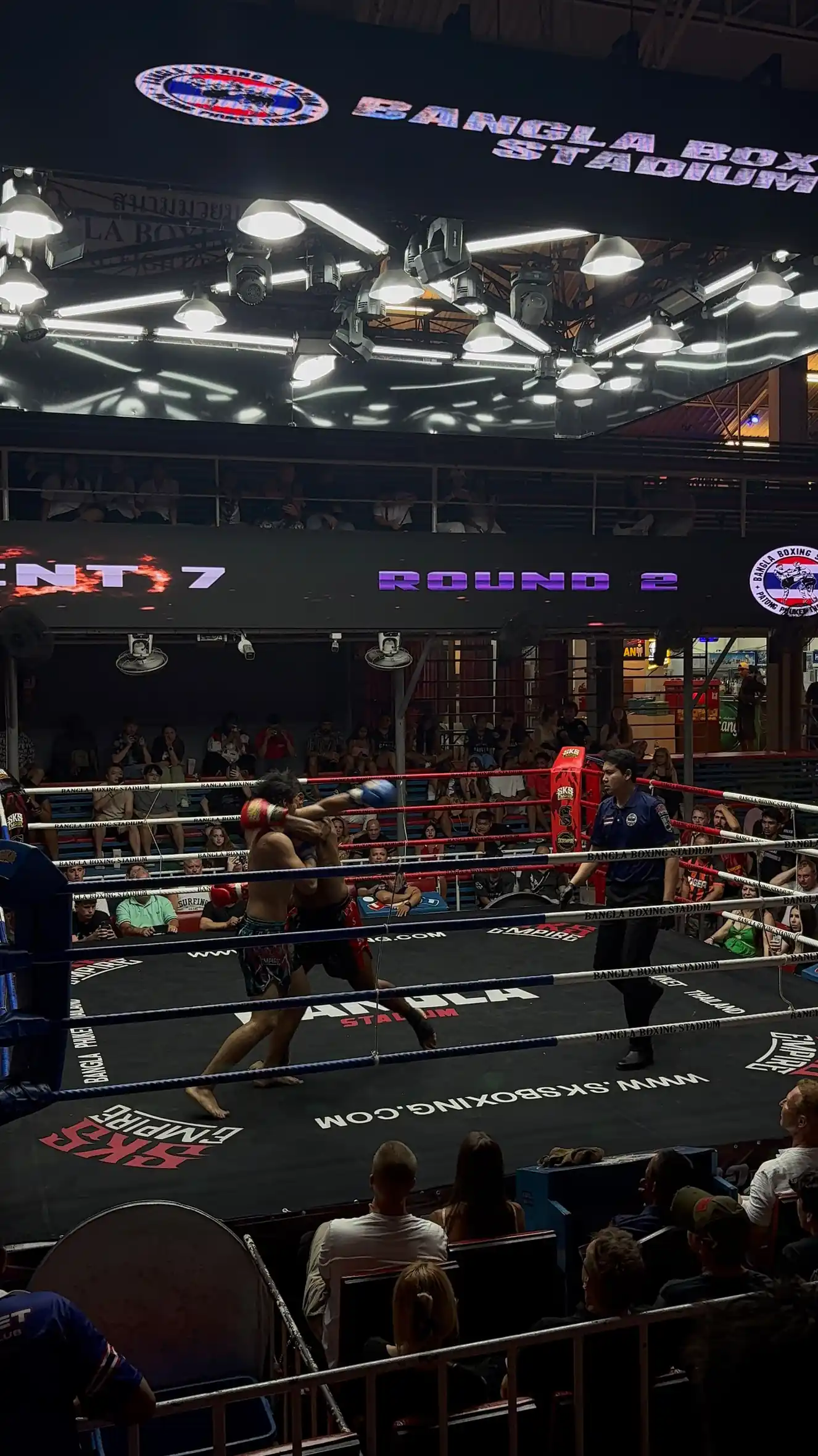 Combattant du Fight School Biarritz sur le ring pendant la Fight Week au Tiger Muay Thaï