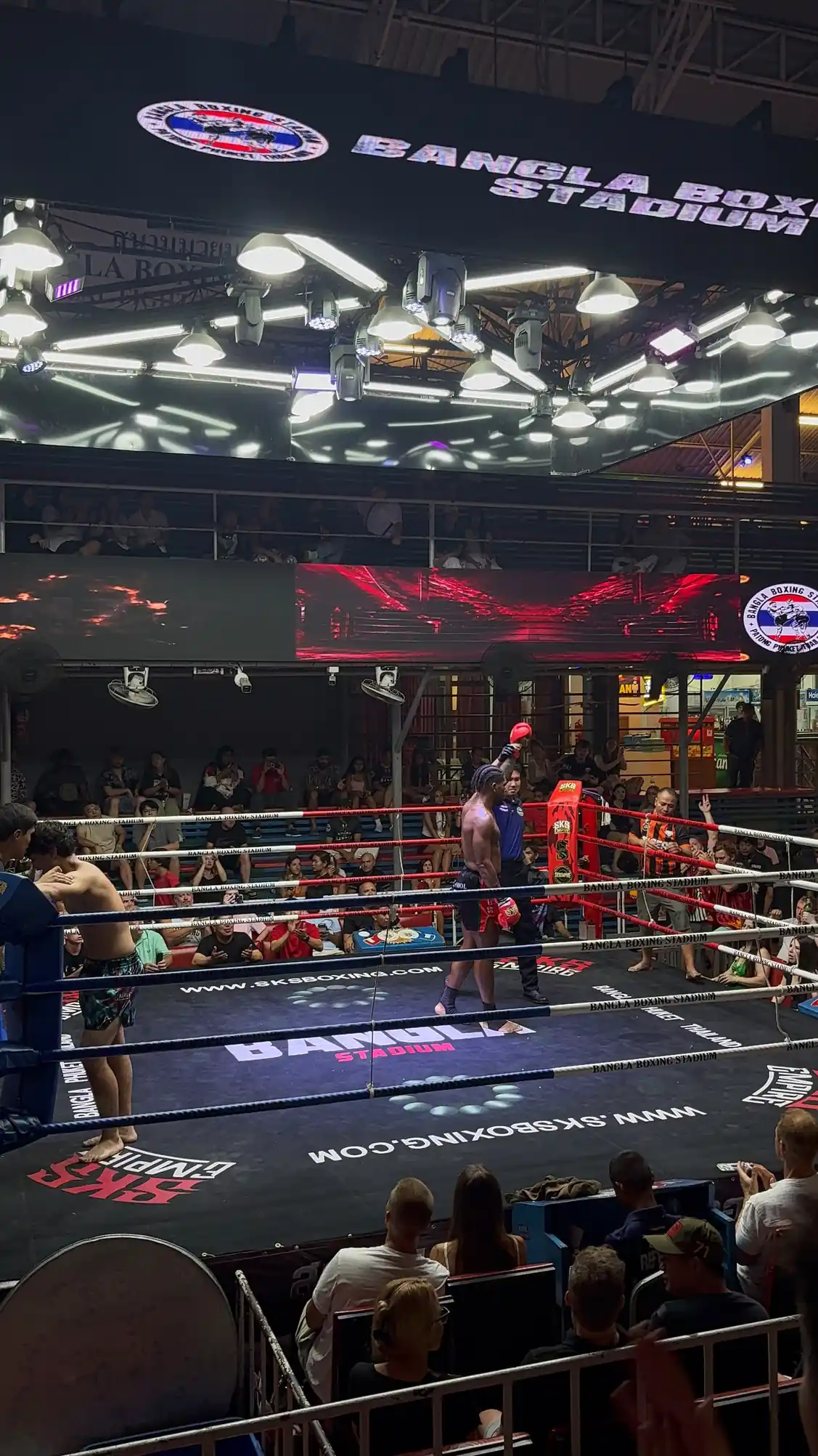 Face à face entre les deux combattants sur le ring